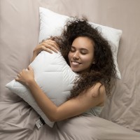 Подушка NORDIC COMFORT 50 x 50 см антиалергенне волокно стьобаний чохол біла ТМ IDEIA